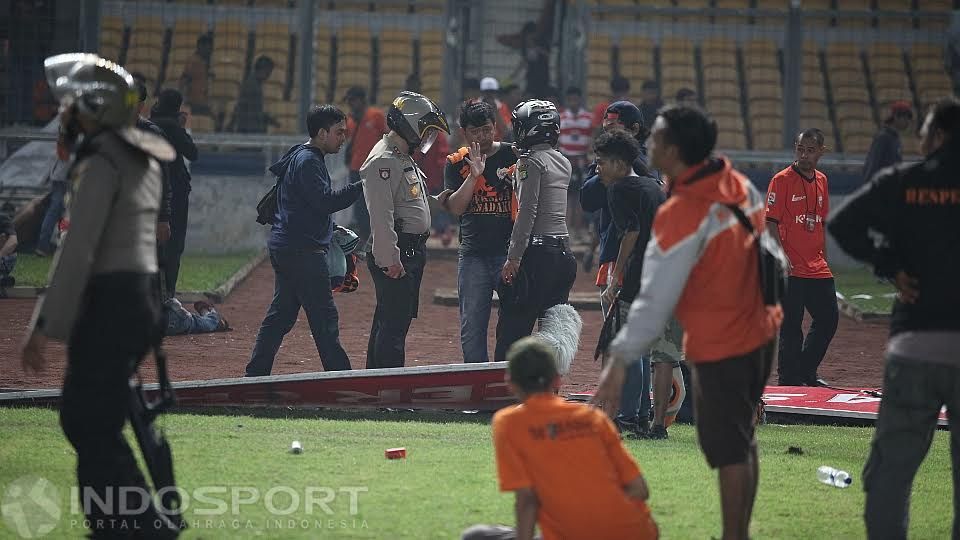 Kerusuhan saat pertandingan Persija Jakarta melawan Sriwijaya FC di Torabika Soccer Championship. Copyright: &copy; Herry Ibrahim/Indosport